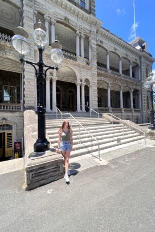 W&即将升入二年级的艾拉·菲利普斯站在夏威夷瓦胡岛檀香山的罗拉尼宫前.
