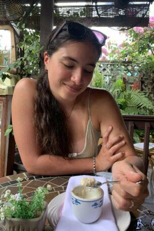 W&即将升入高年级的伊莎贝拉·曼扎里对着一杯古巴菜微笑.